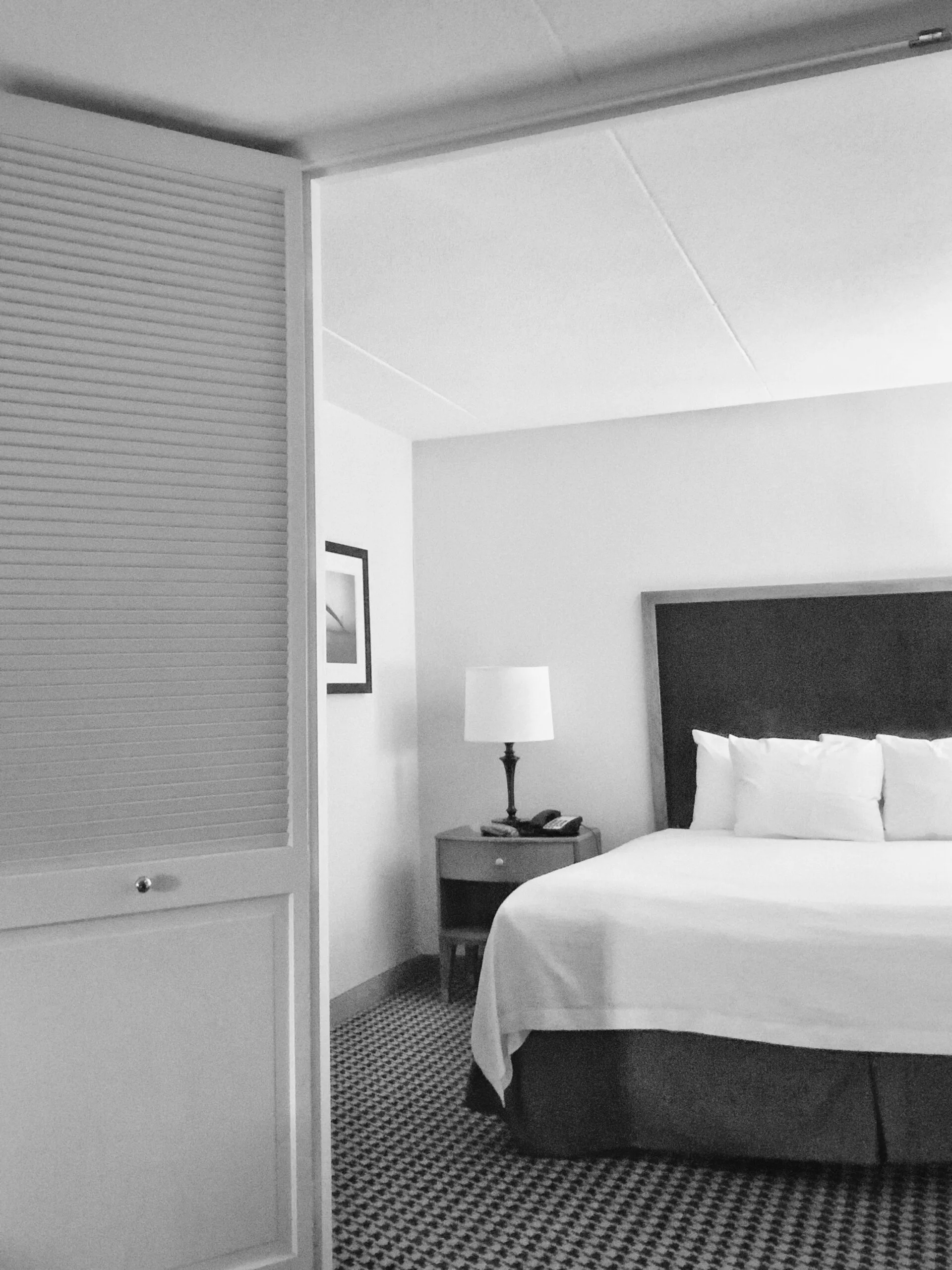 Find the best places to stay in Jasper, from cozy lodges to scenic hotels, and enjoy the beauty of Canada’s Jasper National Park.