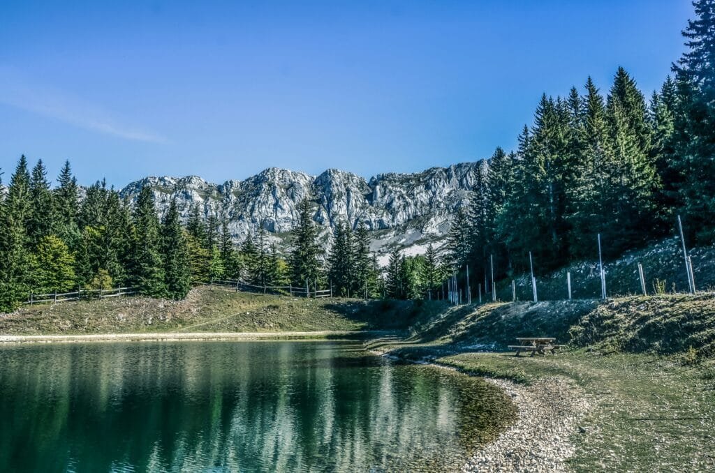 Grassi Lakes trail with turquoise water and hikers in Canmore